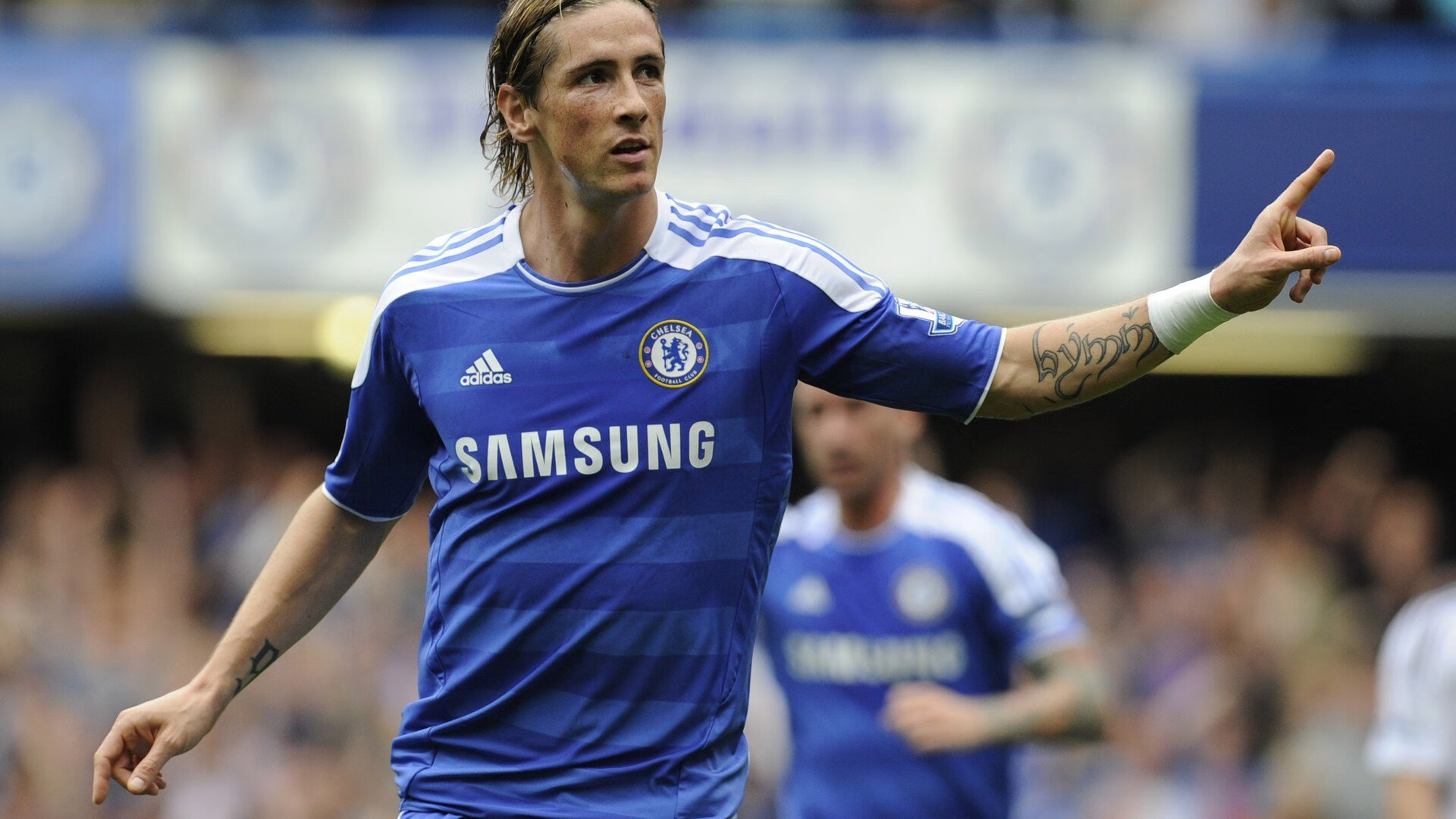 城市楼层穿越赛 利用连廊、天桥与楼梯构成环线赛道